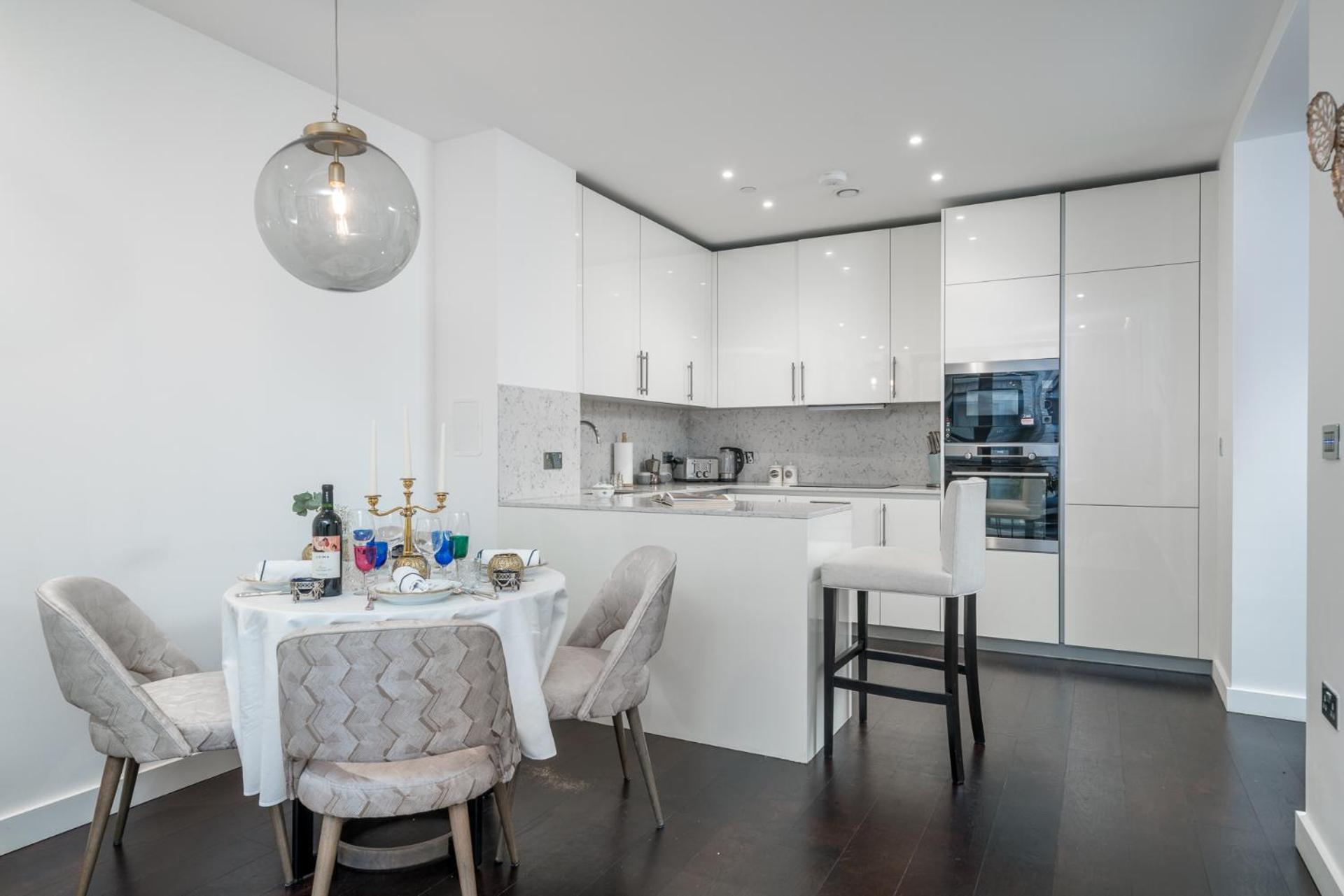 Riverfront Retreat In 2 Bed 2 Bath *