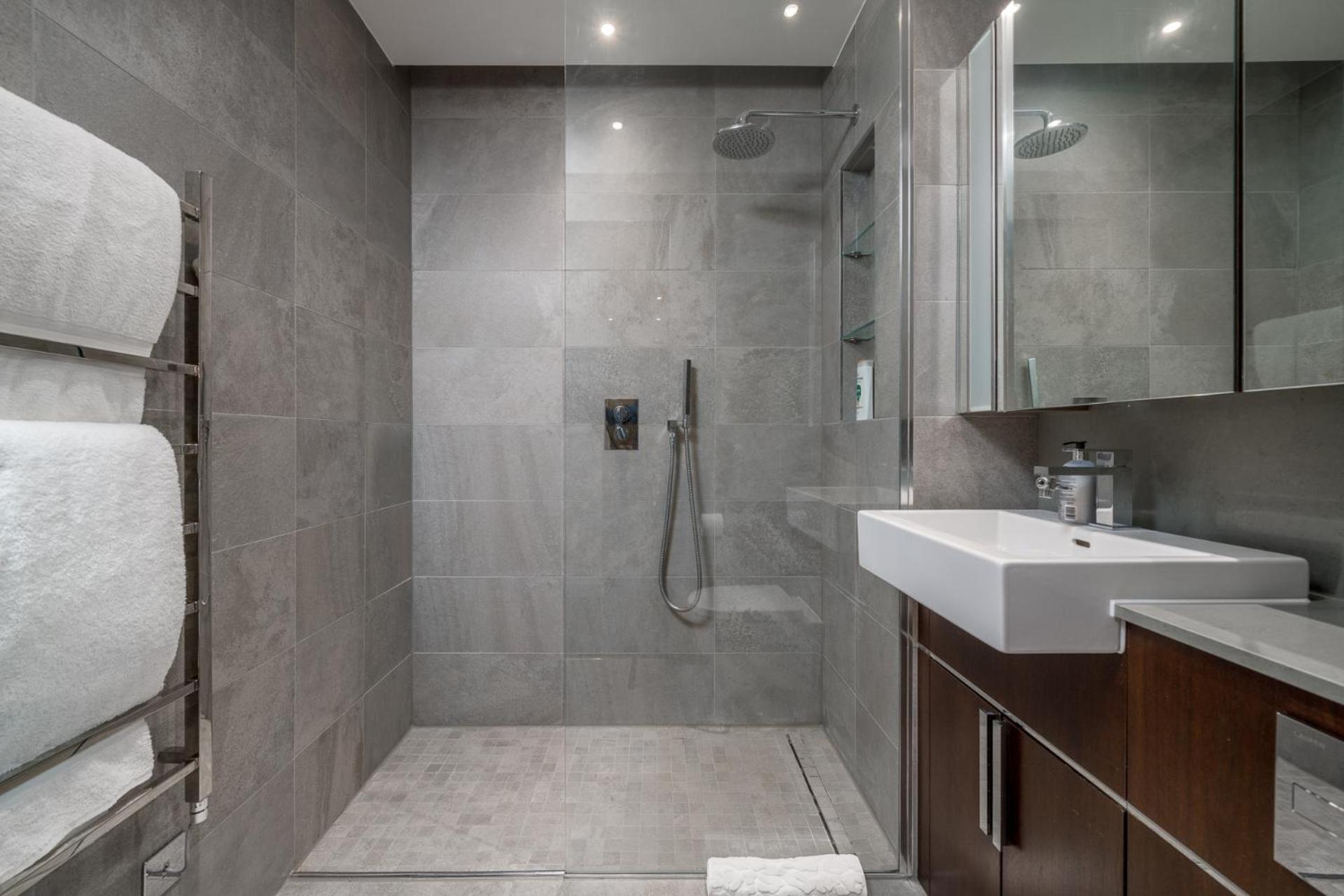 Appartamento Riverfront Retreat In 2 Bed 2 Bath Londra